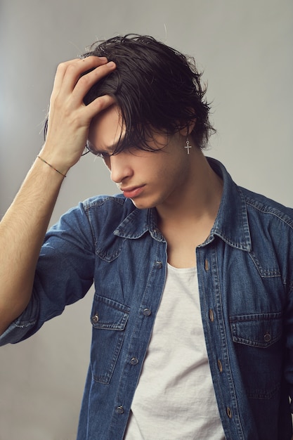 Foto grátis retrato de um jovem bonito