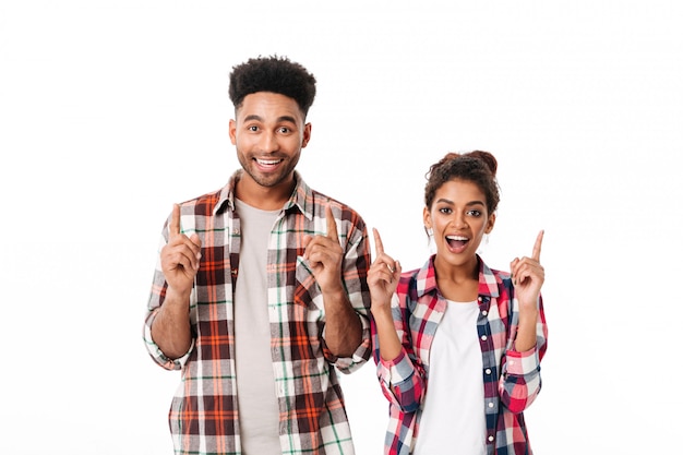 Retrato de um jovem casal africano alegre