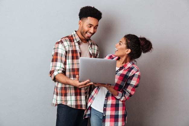 Retrato de um jovem casal africano alegre