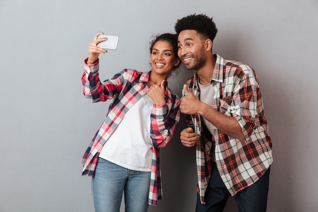 Retrato de um jovem casal africano alegre