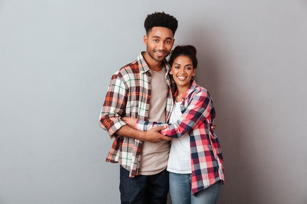 Retrato de um jovem casal Africano feliz