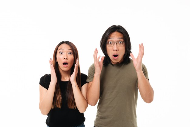 Retrato de um jovem casal asiático chocado