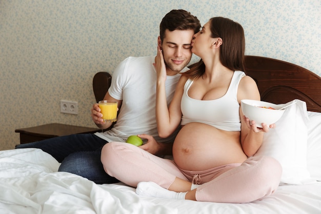 Retrato de um jovem casal grávida bonita