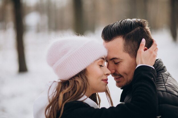 Retrato de um jovem casal junto no inverno no dia dos namorados