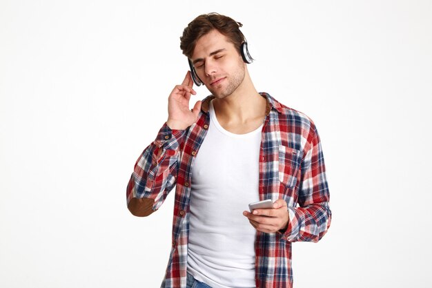 Retrato de um jovem casual em fones de ouvido