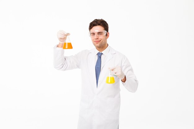 Retrato de um jovem cientista masculino confiante