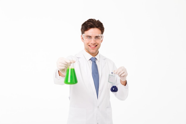 Foto grátis retrato de um jovem cientista masculino sorridente
