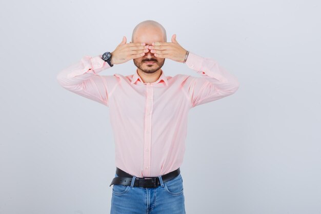 Retrato de um jovem cobrindo os olhos