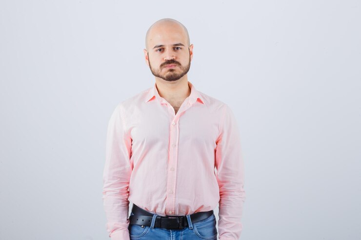 Foto grátis retrato de um jovem confiante