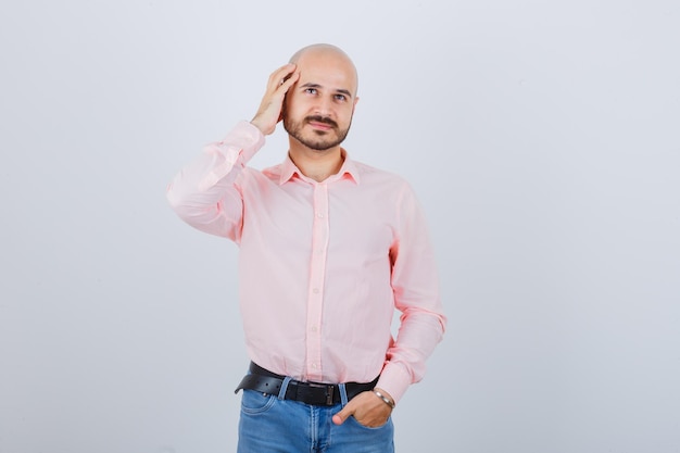 Retrato de um jovem confiante