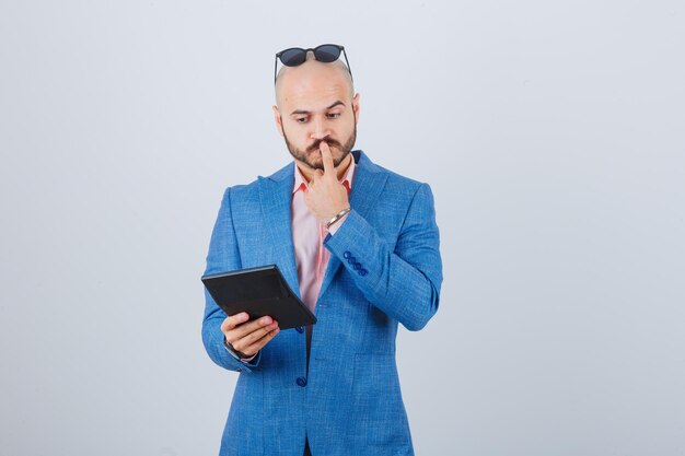 Retrato de um jovem confiante