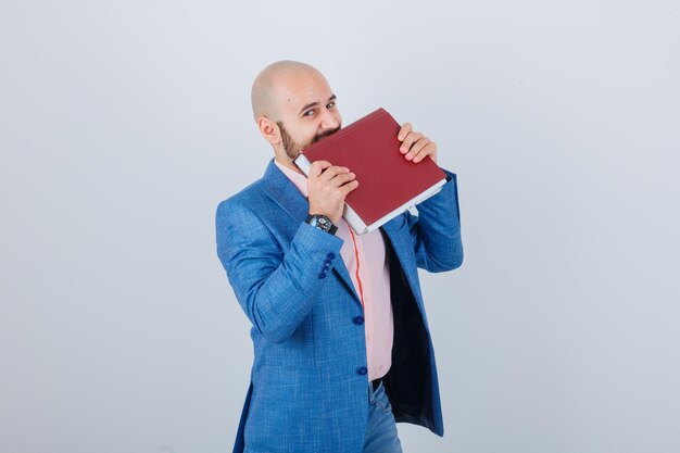 Retrato de um jovem confiante