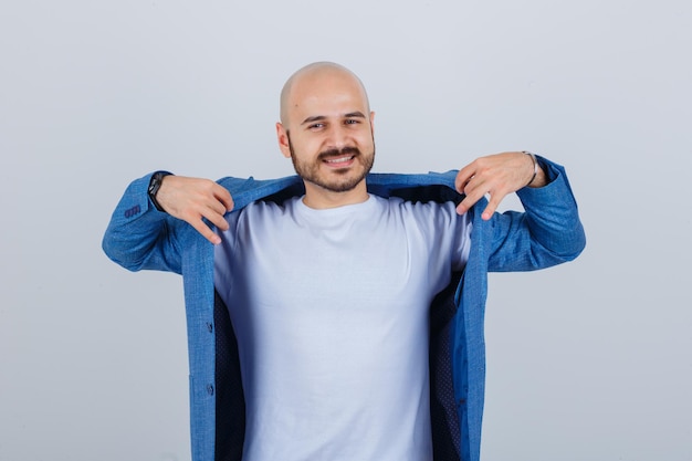 Foto grátis retrato de um jovem confiante