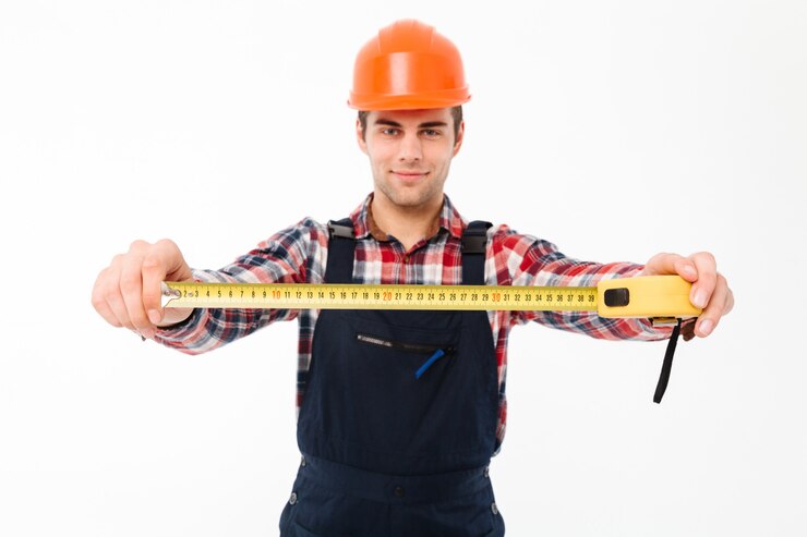 Foto grátis retrato de um jovem construtor masculino confiante