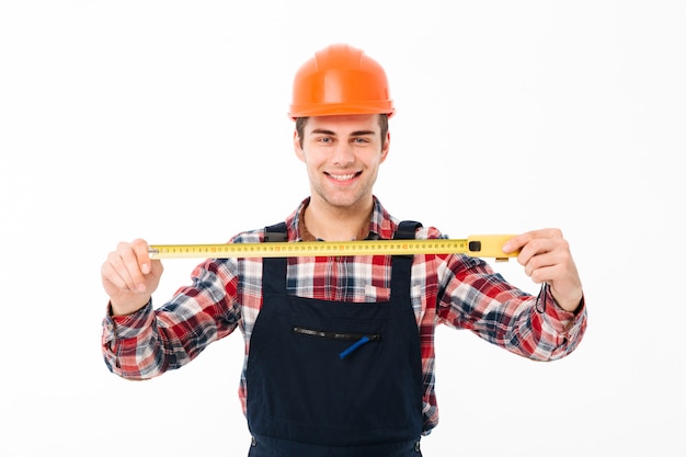 Foto grátis retrato de um jovem construtor masculino satisfeito