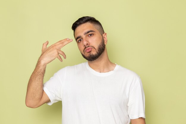 Retrato de um jovem do sexo masculino com camiseta branca posando