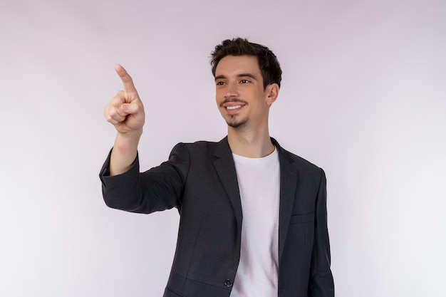 Foto grátis retrato de um jovem empresário feliz mostrando algo isolado no fundo branco