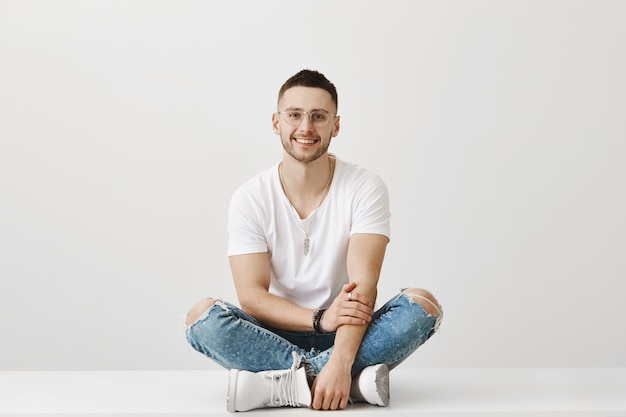 Retrato de um jovem encantador de óculos posando