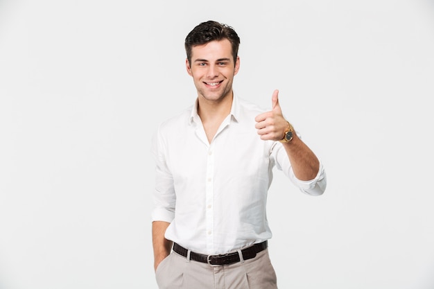 Retrato de um jovem feliz na camisa branca