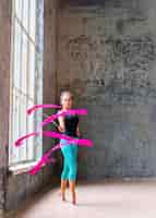Foto grátis retrato, de, um, jovem, ginasta feminino, dançarino, com, fita rosa