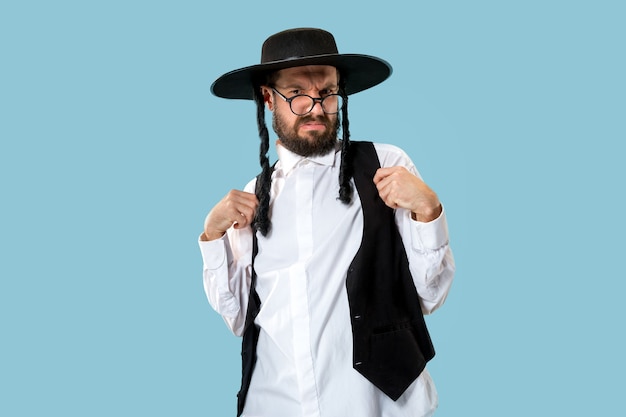 Foto grátis retrato de um jovem judeu hasdim ortodoxo