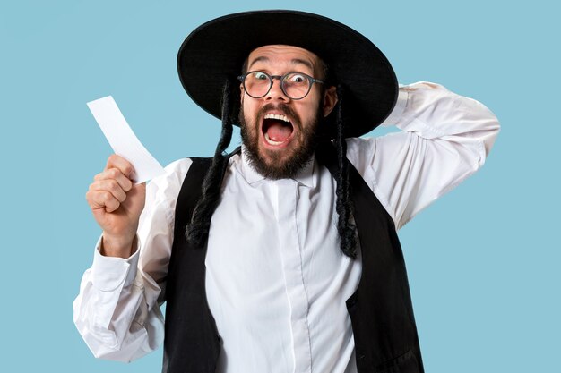 Retrato de um jovem judeu ortodoxo com boleto de aposta no estúdio.