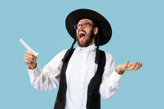 Foto grátis retrato de um jovem judeu ortodoxo durante o festival de purim.