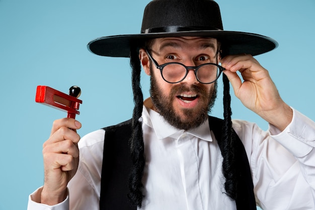 Foto grátis retrato de um jovem judeu ortodoxo hasdim com