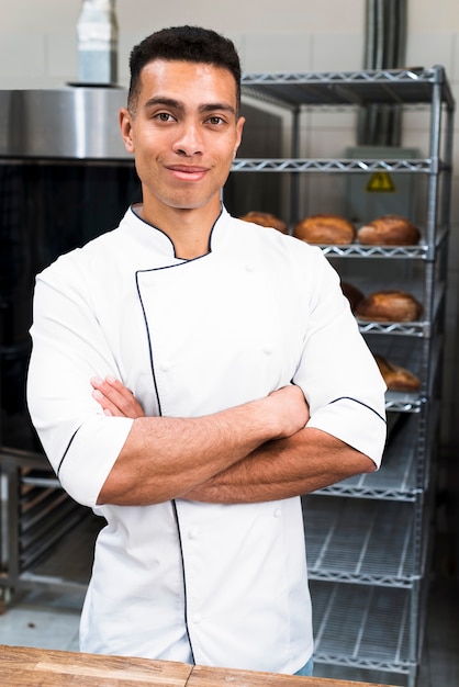 Retrato, de, um, jovem, macho, padeiro, com, seu, braços cruzaram, olhando câmera