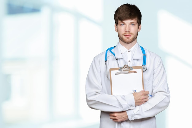 Retrato de um jovem médico confiante