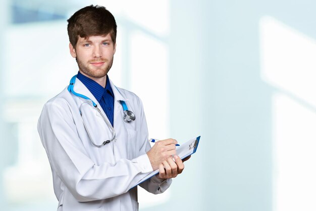 Retrato de um jovem médico confiante