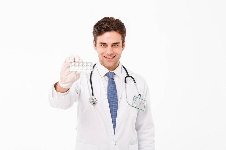 Foto grátis retrato de um jovem médico masculino confiante