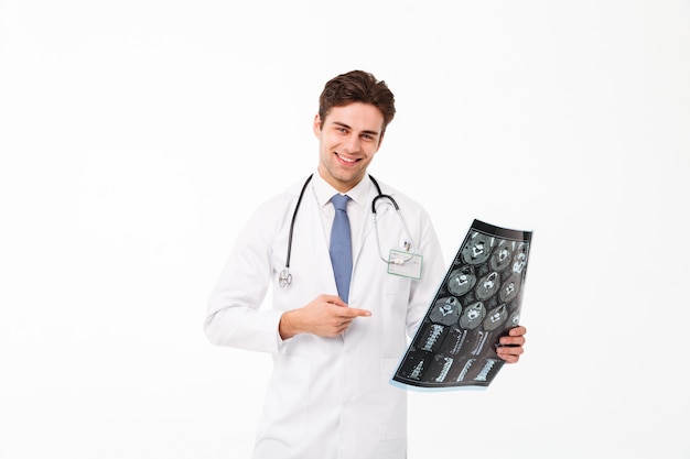 Foto grátis retrato de um jovem médico masculino feliz