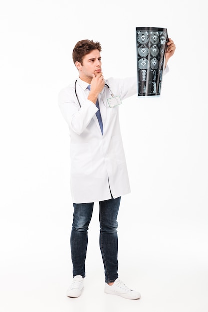 Foto grátis retrato de um jovem médico masculino oensivo