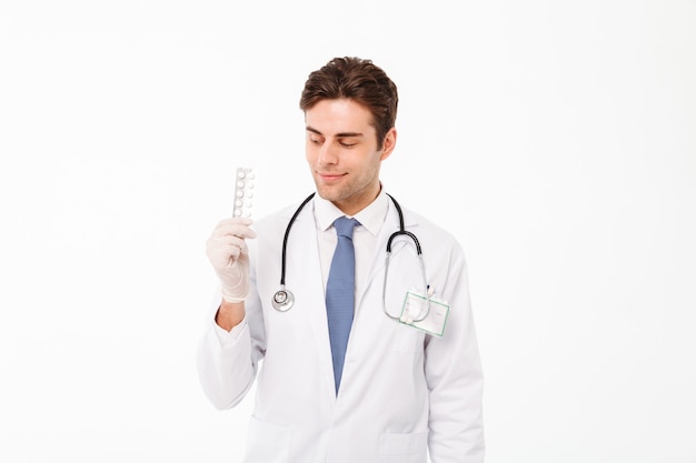 Retrato de um jovem médico masculino sorridente com estetoscópio