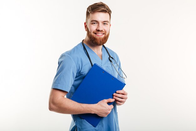 Retrato de um jovem médico ou enfermeiro amigável com estetoscópio