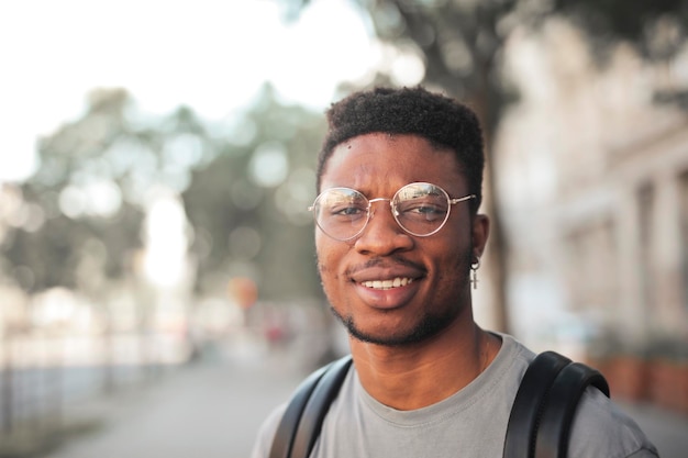 retrato de um jovem na rua