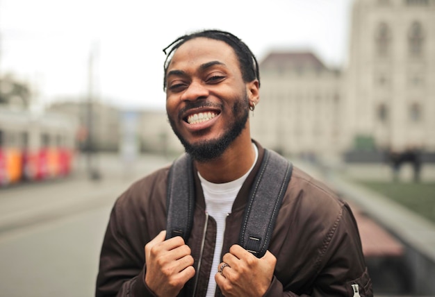 Retrato de um jovem sorridente na rua