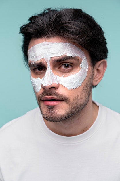 Foto grátis retrato de um jovem usando máscara facial