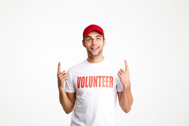 Retrato de um jovem vestindo camiseta voluntária