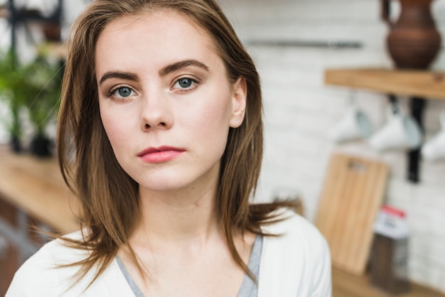 Foto grátis retrato, de, um, lésbica, mulher olha, câmera