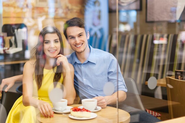 Retrato de um lindo casal em um café