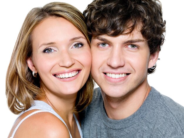 Retrato de um lindo casal jovem feliz e sorridente - isolado