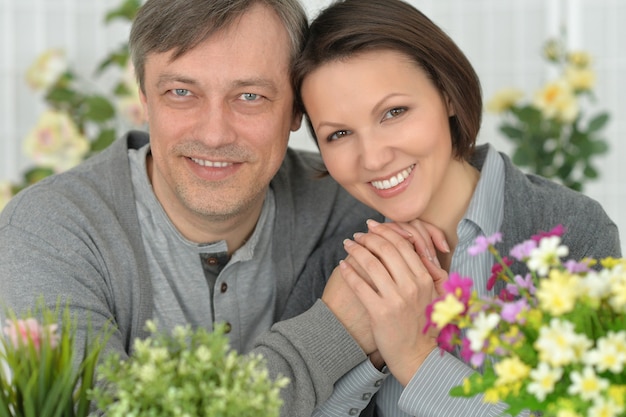 Retrato de um lindo casal sorridente em flores