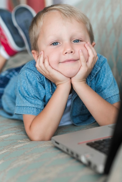 Retrato, de, um, loiro, menino jovem, com, laptop