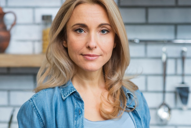 Foto grátis retrato, de, um, loiro, mulher jovem, olhando câmera