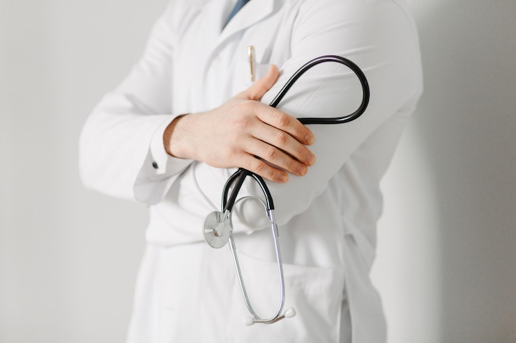 Foto grátis retrato de um médico amigável isolado em cinza