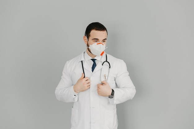 Retrato de um médico amigável isolado em cinza