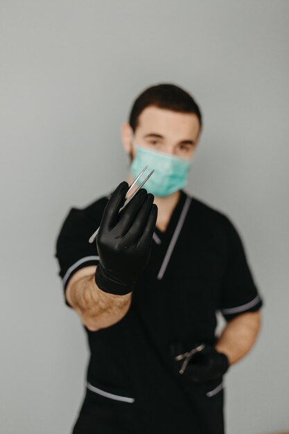 Foto grátis retrato de um médico amigável isolado em cinza