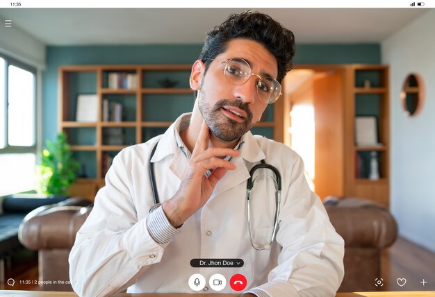 Retrato de um médico em uma videochamada para uma consulta virtual com um paciente